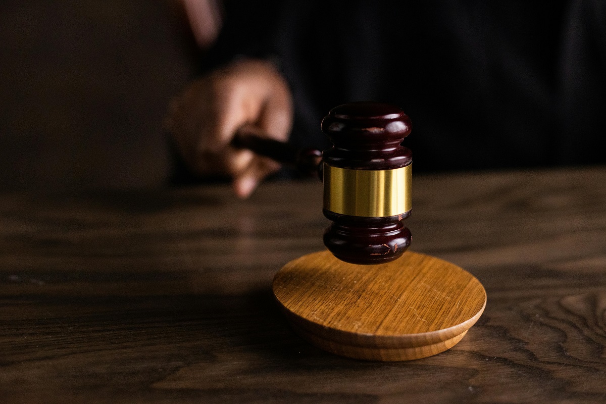 judge striking a gavel